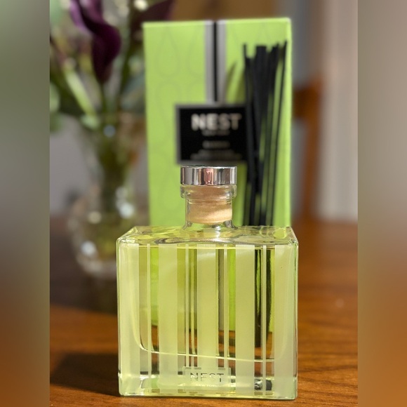 NEST Fragrances Lime Green Reed Diffuser - Picture 2 of 3